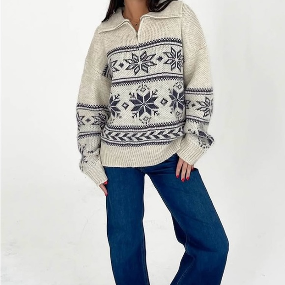 Grey Bandit Sweaters - Elegant Snowflake Patterned Sweater in Cream and Gray